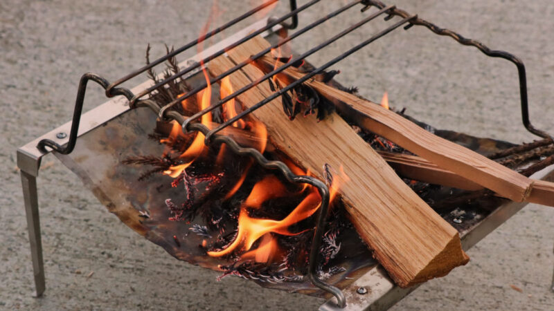 薪の種類、煙の多さや燃焼時間など キャンプに適した薪を選ぶ