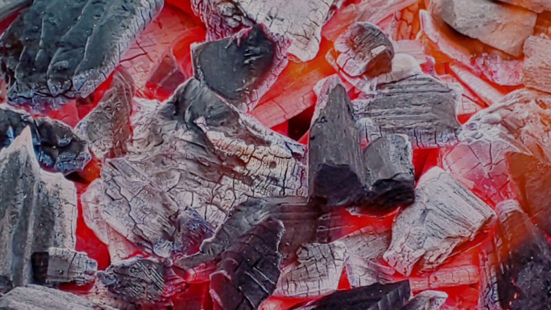 ダッチオーブンのシーズニング方法と炭火を使った手順