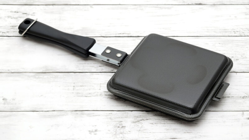 キャンプで活躍するホットサンドメーカー　手軽に作れる多様な料理アイデア