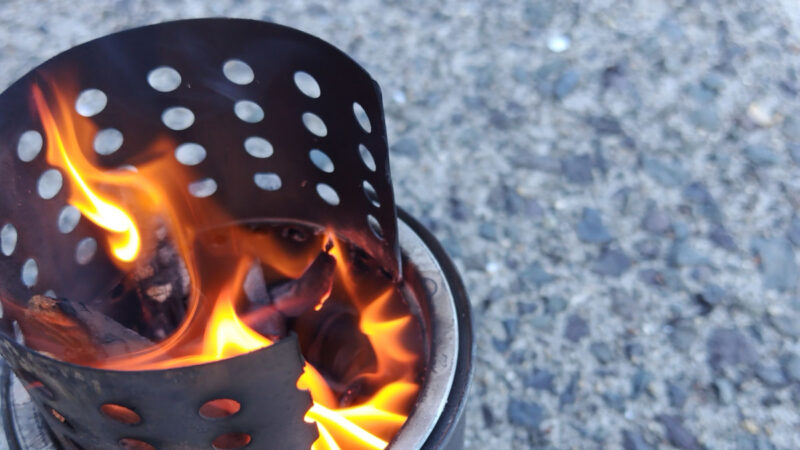 キャンプでの火起こし　安全で効率的な火の扱い方